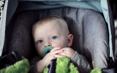 was-hilft-gegen-reiseübelkeit-bei-kindern-babys-auto-flugzeug-schiff-erbrechen-spucken-mittel-unsplash