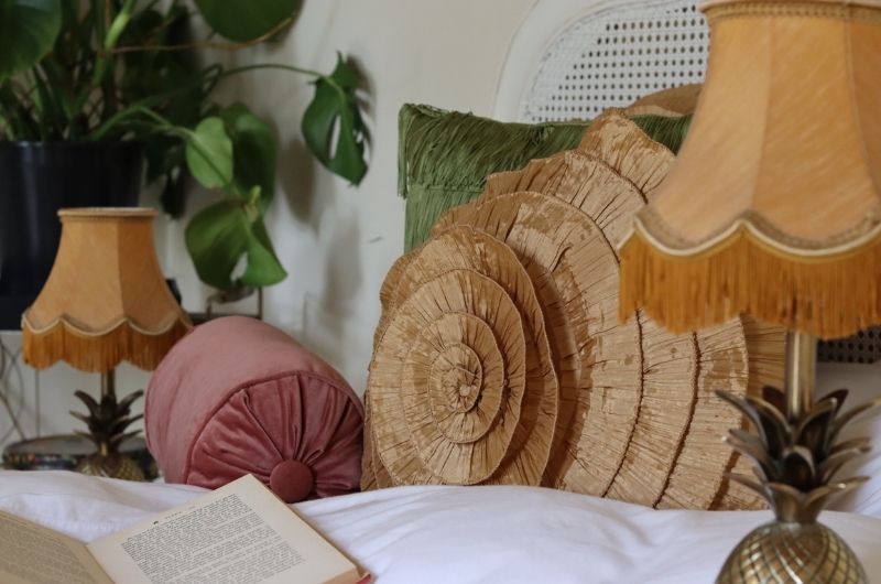 Runde-Samtkissen-The-Dancer-Doppelzimmer-Manoir-Laurette-Bed-and-Breakfast-Boutique-Hotel-Frankreich-Bordeaux-Familie-Urlaub-mit-Kindern-Atlantik-romantisch